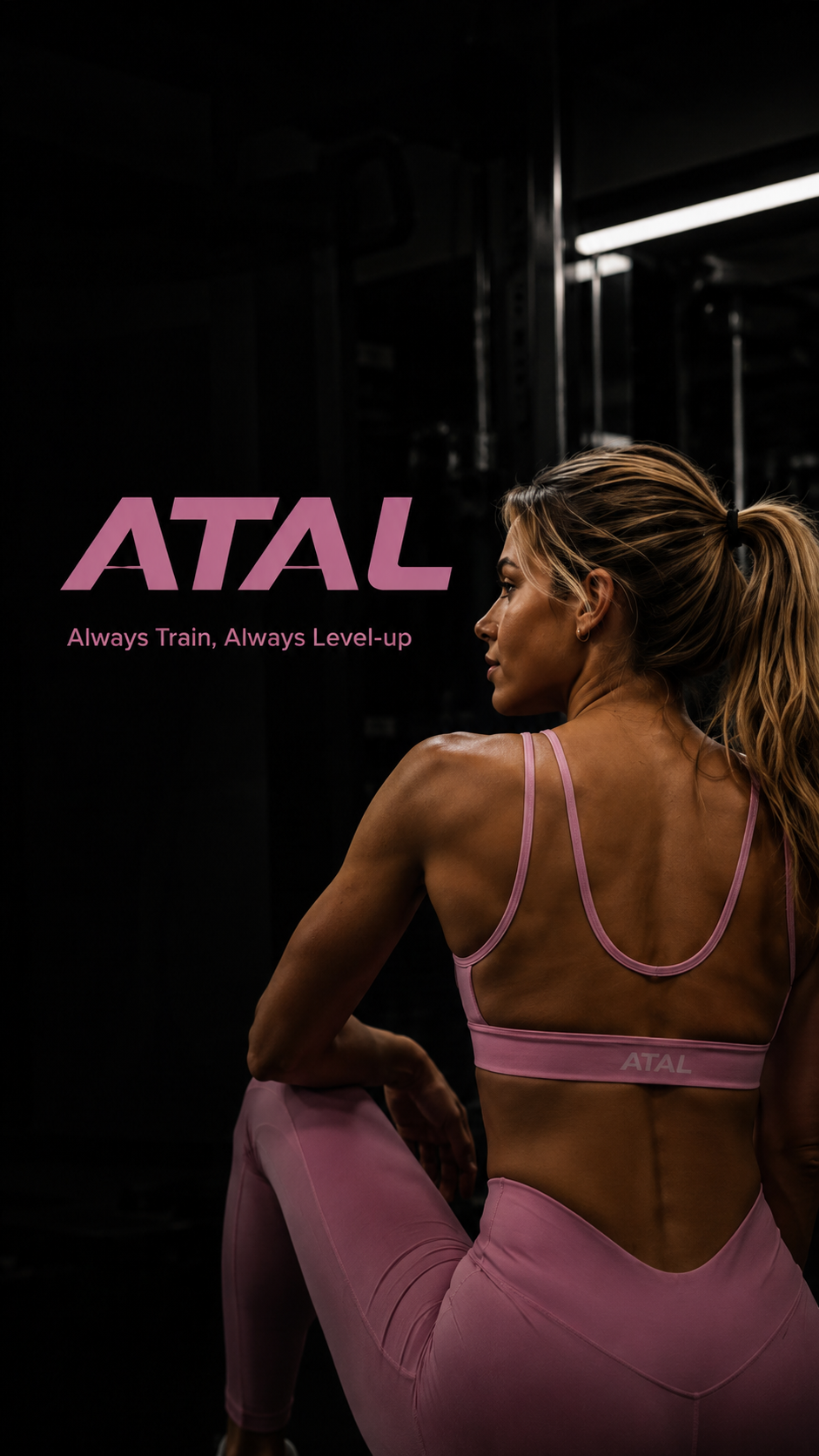 ATAL — Always Train, Always Level-up. Atleta entrenando con ropa deportiva ATAL en un gimnasio.